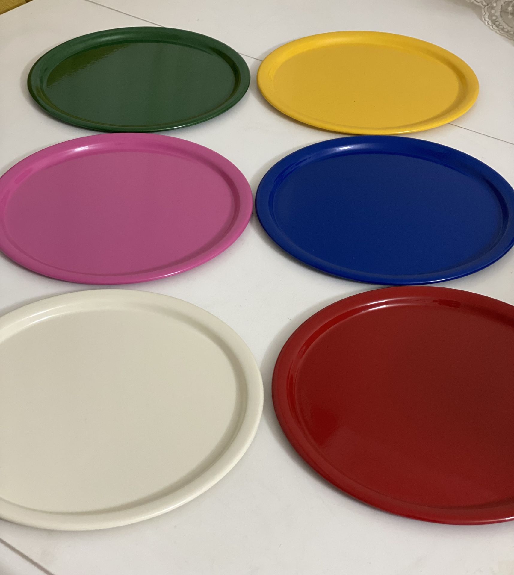 ROUND SERVING AND PRESENTATION TRAY IN 6 DIFFERENT COLORS SET OF 6