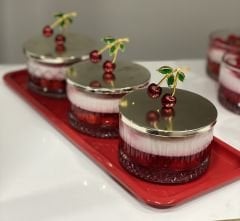 KIRMIZI DİKDÖRTGEN TEPSİDE 3 LÜ CAM KİRAZLI KOKULU MUM KAPAKLI SOYA MUM