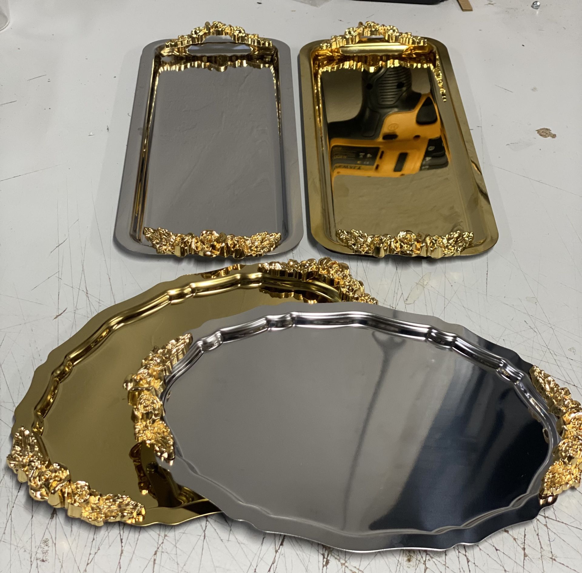 GOLD AND SILVER 2 MODELS PRESENTATION TRAY WITH HANDLE BATON AND OVAL MODEL
